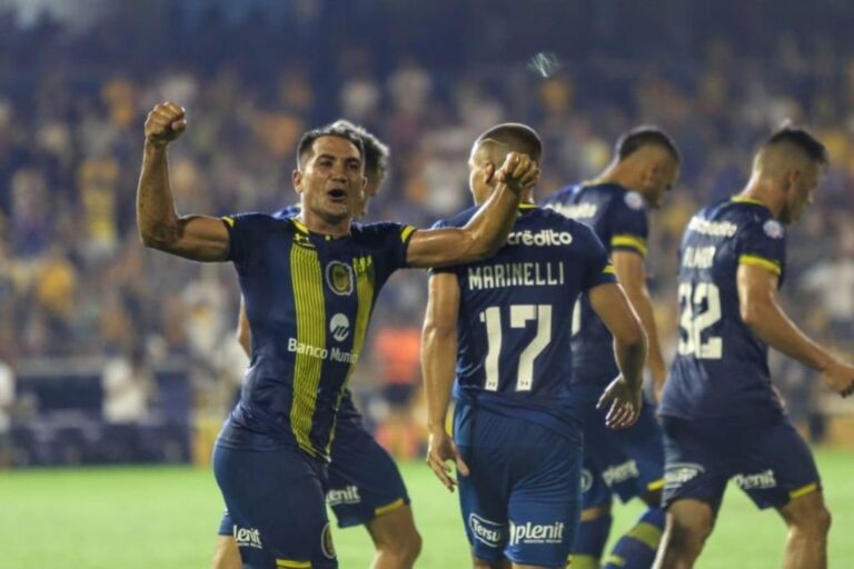 Fabián Rinaudo festeja su gol