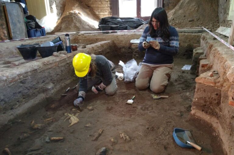 El equipo liderado por Gabriel Cocco realizó excavaciones durante unos dos meses en la Casa del Brigadier. Gentileza: Archivo del Museo Etnográfico y Colonial.