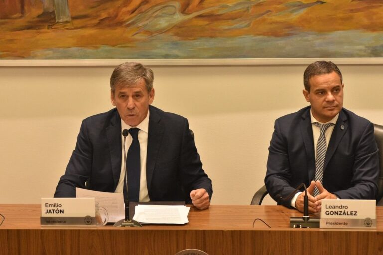 El intendente santafesino Emilio Jatón brindó ayer su primer discurso para inaugurar el período de sesiones del Concejo Municipal. Mauricio Garín.