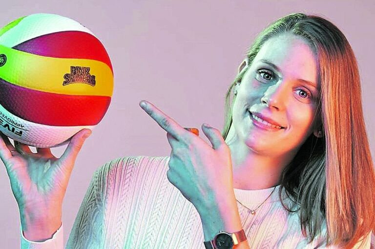 Lucía Fresco en una producción de fotos para el club donde actúa en Corea.