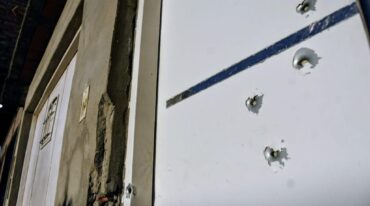De la escena del crimen de la mujer los peritos secuestraron siete vainas servidas calibre 9 milímetros y constataron que en esa cuadra no hay instaladas cámaras de seguridad. Marcelo Manera.