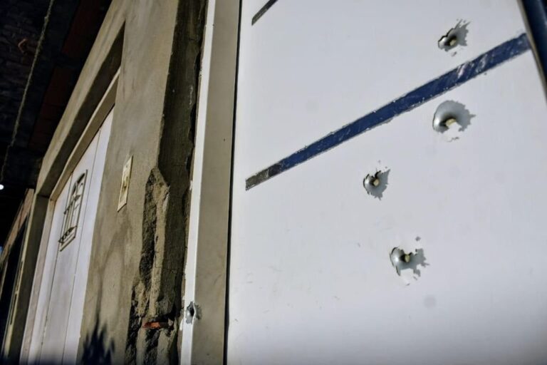 De la escena del crimen de la mujer los peritos secuestraron siete vainas servidas calibre 9 milímetros y constataron que en esa cuadra no hay instaladas cámaras de seguridad. Marcelo Manera.