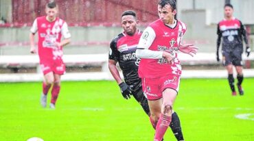 El crespense Voltarel actuando para el Deportivo Varea antes de la pandemia.