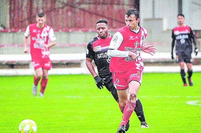 El crespense Voltarel actuando para el Deportivo Varea antes de la pandemia.