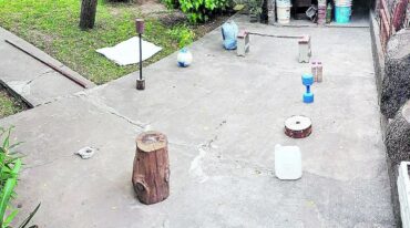 Quienes cuentan con más espacio pueden desarrollar distintos circuitos físicos. Algunos poseen los elementos de trabajo necesarios para realizar un trabajo más específico. Dos bidones llenos de agua y un palo que oficie de barra para poder improvisar una pesa.