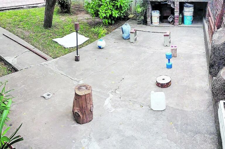 Quienes cuentan con más espacio pueden desarrollar distintos circuitos físicos. Algunos poseen los elementos de trabajo necesarios para realizar un trabajo más específico. Dos bidones llenos de agua y un palo que oficie de barra para poder improvisar una pesa.