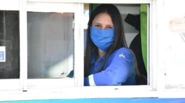 Empleados con barbijos y máscaras volvieron este martes a cobrar peaje en la autopista Santa Fe-Rosario. Flavio Raina.
