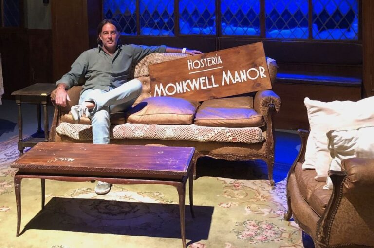 En su salsa: Zukas sentado en la escenografía de "La ratonera"