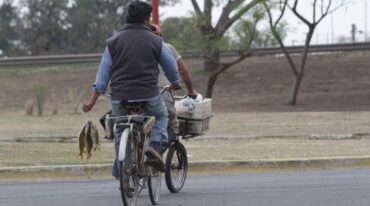 Exceptuados. Los pescadores con habilitación para circular en la actualidad (carnet de pesca comercial o de subsistencia) continúan con su oficio. Archivo.