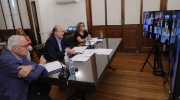 El gobernador Omar Perotti mantuvo ayer por la tarde encuentros virtuales con legisladores nacionales por Santa Fe y con dirigentes sindicales tanto del sector público como privado.  Gentileza: prensa Gobierno de Santa Fe.