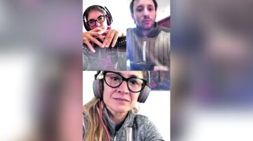 Yanina Niz junto a otros docentes en una reunión virtual de equipo.