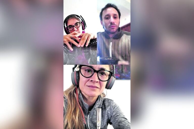 Yanina Niz junto a otros docentes en una reunión virtual de equipo.