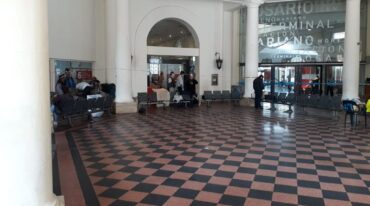 La entrada principal de la terminal tiene sillas y cintas para impedir el paso. Mirador Provincial.