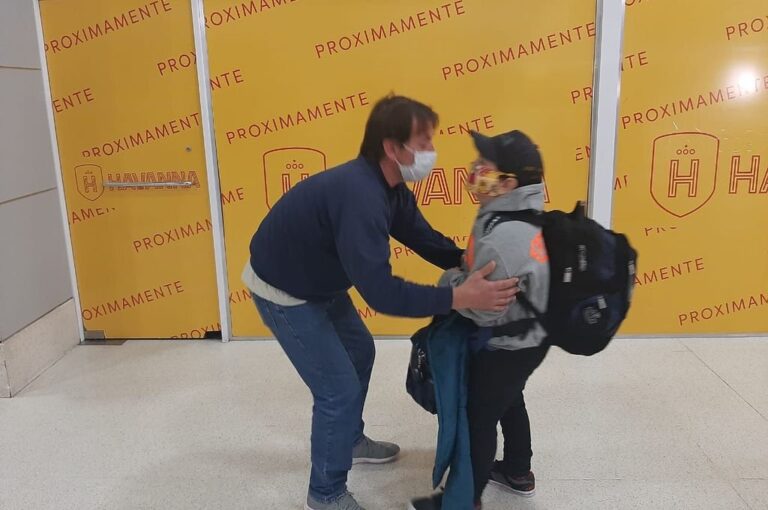 El hijo de Norma Arce volvió a Venado Tuerto con su padre. Transmedia TV.