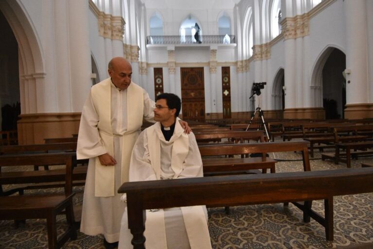 Panigo y Fenoy en el altar de una basílica vacía