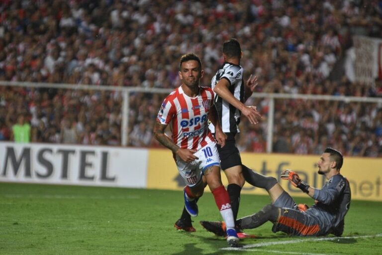 El golazo de Gabriel Carabajal contra el Mineiro en el 15 de Abril