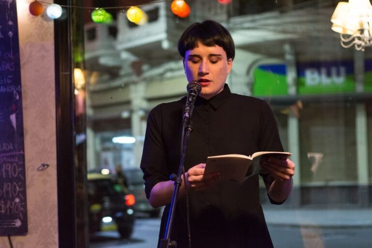 "Me siento bajo la constante influencia de otros