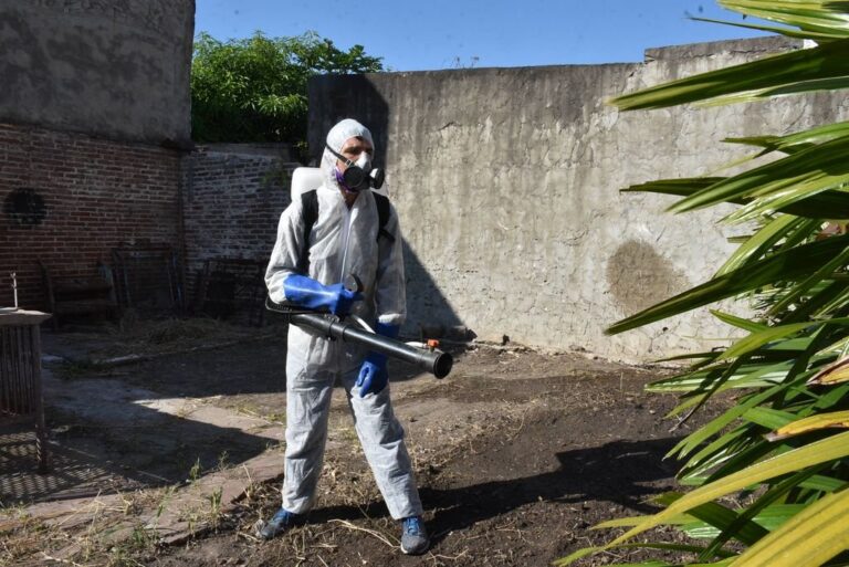 Bloqueo. Cada vez que se confirma un caso de dengue en la ciudad