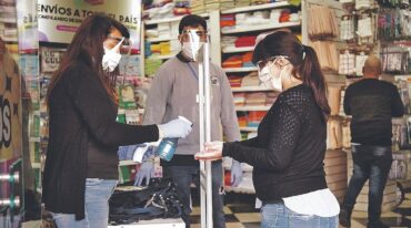 Un local de Rosario reabriendo sus puertas este lunes por la tarde y cumpliendo los protocolos sanitarios ante esta nueva fase de la cuarentena. Marcelo Manera