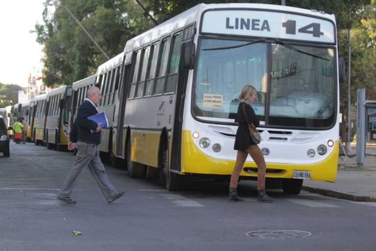 Van 15 días sin transporte. La ciudad de Santa Fe lleva ya 11 días sin colectivos. La medida se extenderá hasta el próximo miércoles