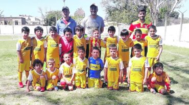 Junto a uno de los grupos de la escuelita de fútbol de Patronato FC de La Paz.