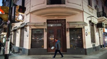 Bar Blanco tampoco pudo soportar el período de aislamiento social y decidió bajar sus persianas. Marcelo Manera.