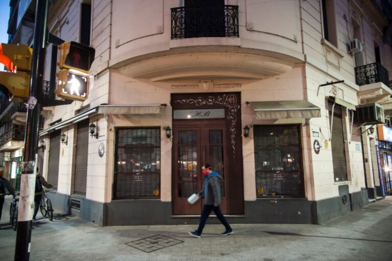 Bar Blanco tampoco pudo soportar el período de aislamiento social y decidió bajar sus persianas. Marcelo Manera.