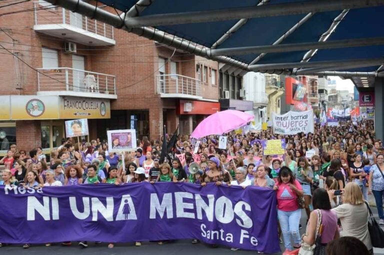 Reclamo. En las calles es unánime. Puertas adentro el riesgo se multiplica.    Luis Cetraro