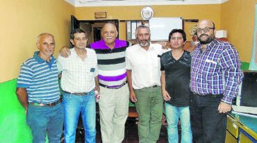 Christian Deri (segundo de derecha a izquierda) junto a la comisión directiva.