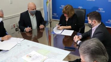 La firma del convenio para los créditos blandos. Gentileza: prensa Gobierno de Santa Fe.