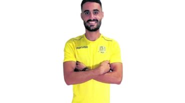 Elias con la ropa de su nuevo club