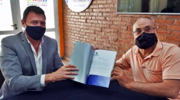 Pérez recibió el reconocimiento de manos del intendente Raimundo. gentileza Mun. de San Lorenzo