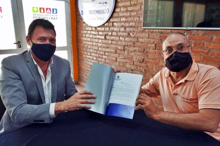 Pérez recibió el reconocimiento de manos del intendente Raimundo. gentileza Mun. de San Lorenzo
