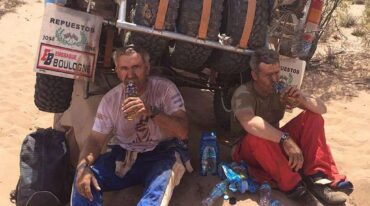 Junto a su navegante Alejandro Schilling. La vida y la muerte en el desafío Dakar