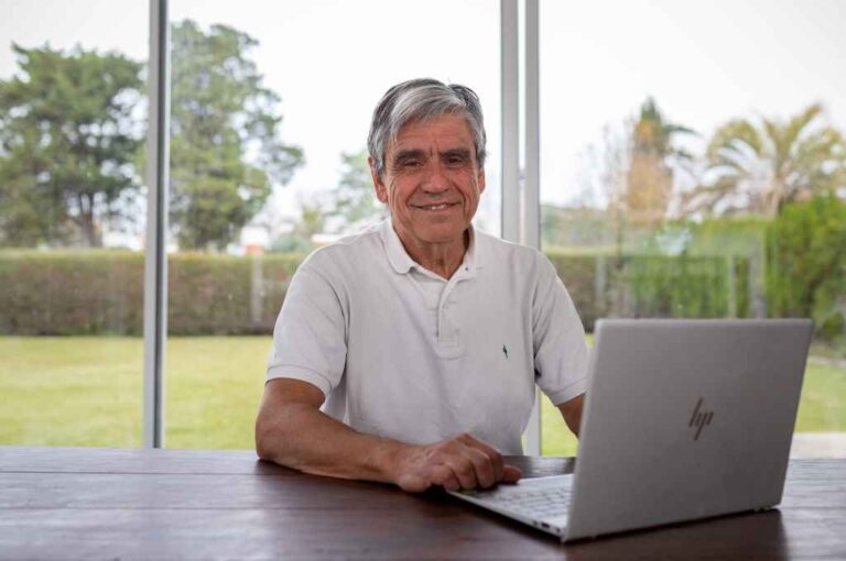 "La Microbiología permite elaborar construcciones fundamentales e interesantes utilizando organismos simples desde un laboratorio relativamente pequeño".   Archivo El Litoral