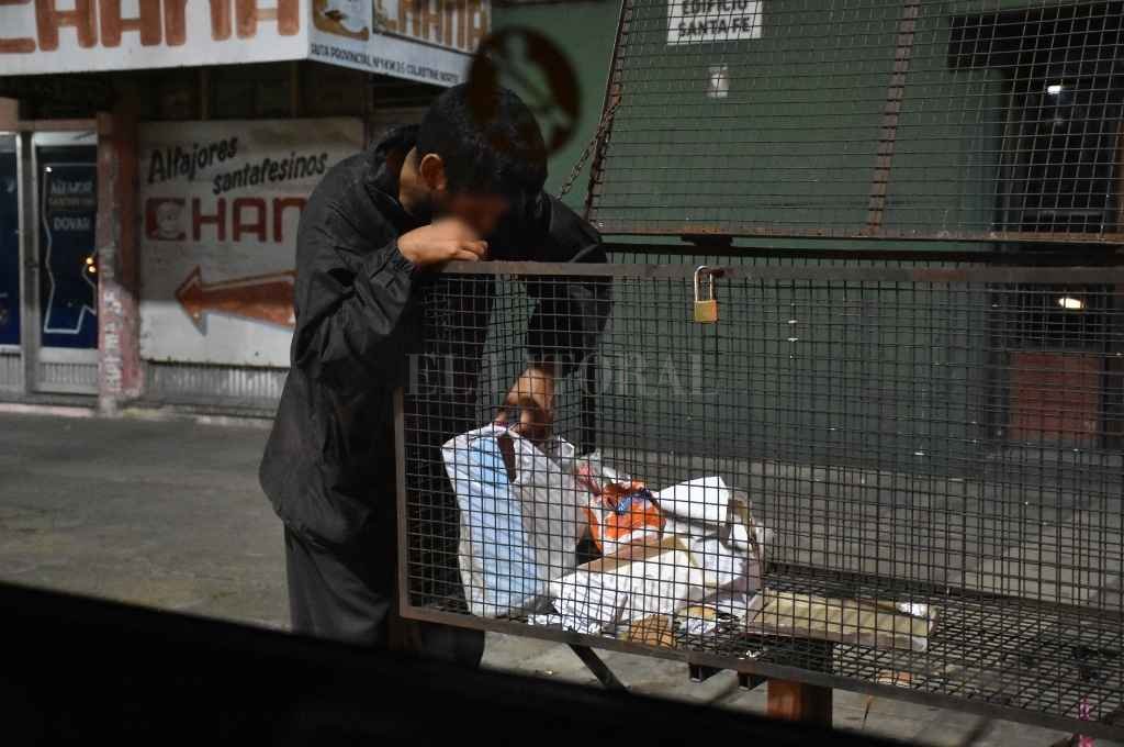 El hambre que más duele. Un joven revolviendo una bolsa de residuos en busca de comida.   Manuel Fabatía