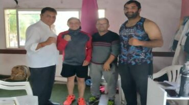 Jairo Suárez junto al Presidente de la Comisión Municipal de Box de Paraná