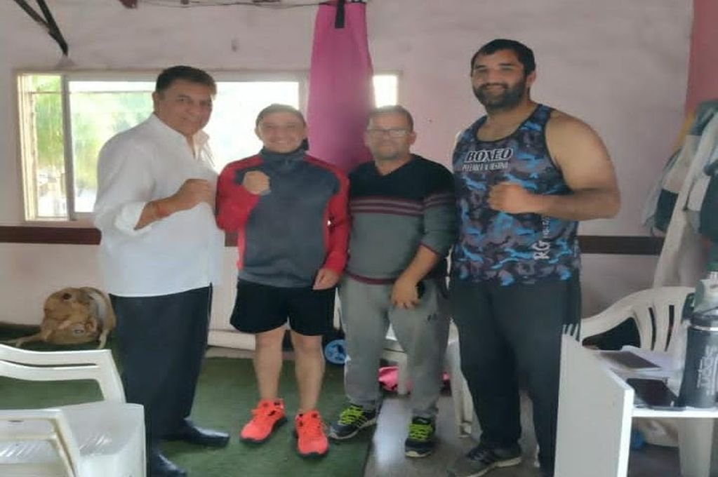 Jairo Suárez junto al Presidente de la Comisión Municipal de Box de Paraná