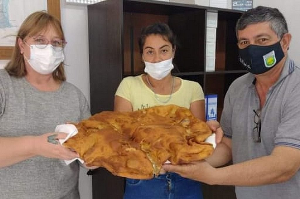 A mediado de septiembre ya se comenzó a palpitar la esencia de la convocatoria con la realización de tres tortas fritas gigantes que fueron exhibidas y compartidas por el equipo de cultura.