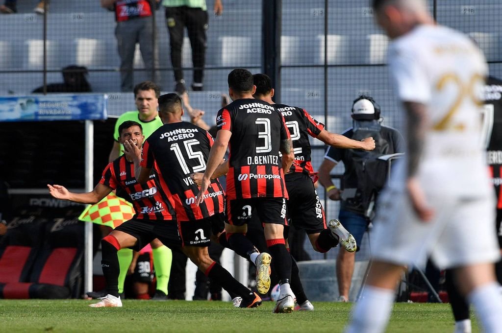 Patronato con la idea de levantar en el campeonato y su casa.  Jano Colcerniani