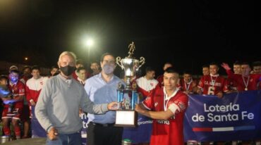 Miguel Visentín (izquierda) entregando la Copa Ciudad de Reconquista al Club Atlético Adelante en abril pasado. Gentileza.