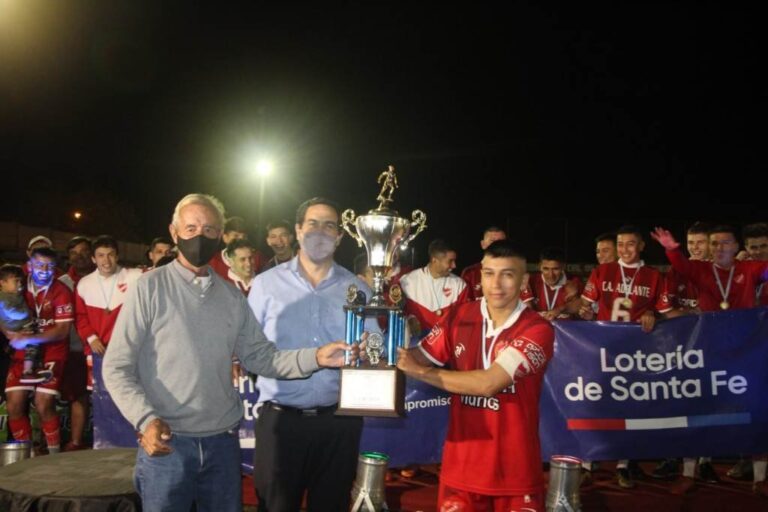 Miguel Visentín (izquierda) entregando la Copa Ciudad de Reconquista al Club Atlético Adelante en abril pasado. Gentileza.
