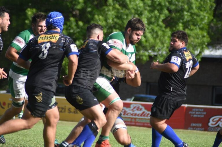 Los Forwards de CRAR por momentos fueron "imparables" para la defensa de Uni. Luis Cetraro