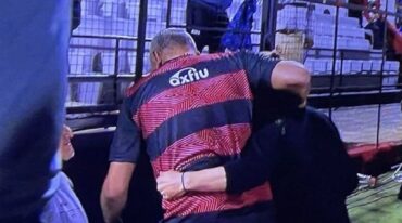 El tenso momento vivido tras la finalización del primer tiempo y la reacción del entrenador local.