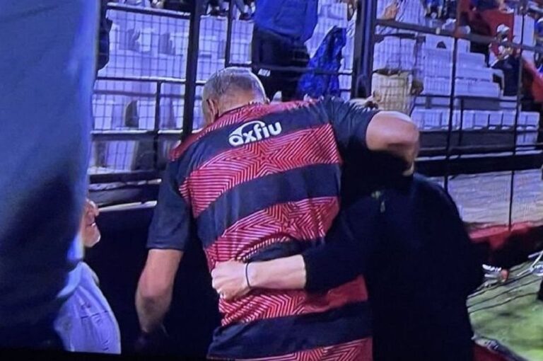 El tenso momento vivido tras la finalización del primer tiempo y la reacción del entrenador local.