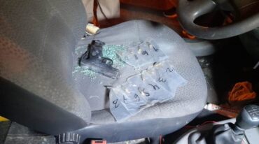 Personal policial halló el vehículo robado con un arma calibre 40 en su interior. Gentileza.