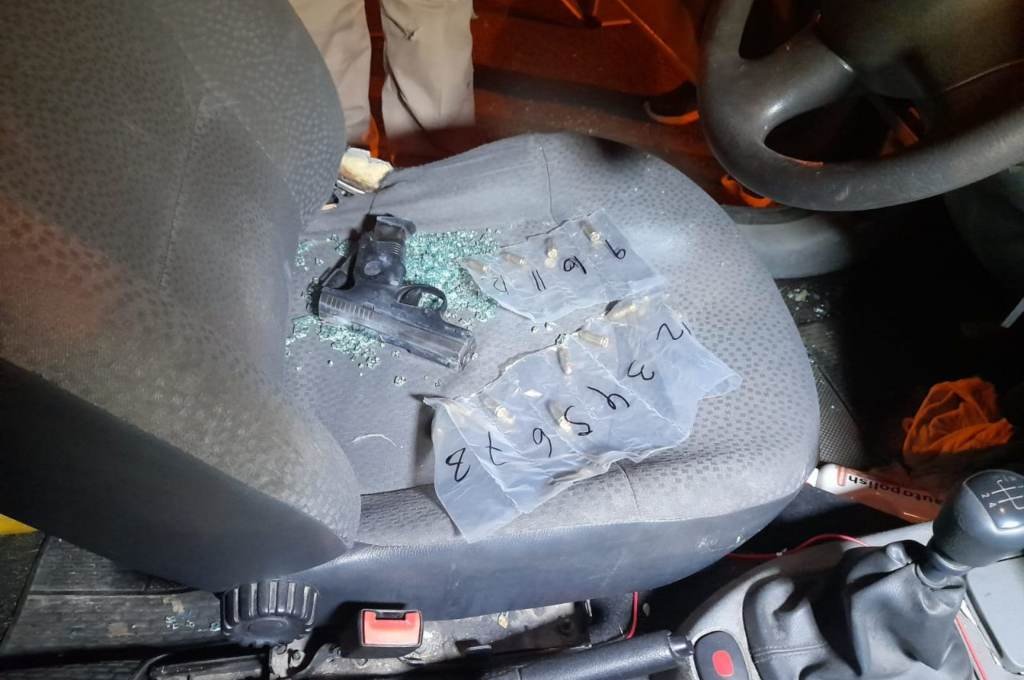 Personal policial halló el vehículo robado con un arma calibre 40 en su interior. Gentileza.