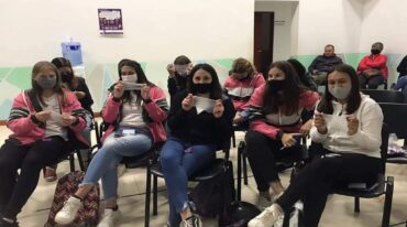 De la charla participaron adolescentes de las escuelas secundarias de Colón y Villa Elisa. Se explicó sobre los diferentes métodos anticonceptivos a los que pueden acceder y se enseñó a hacer campo de látex para prevenir la transmisión de enfermedades sexuales.