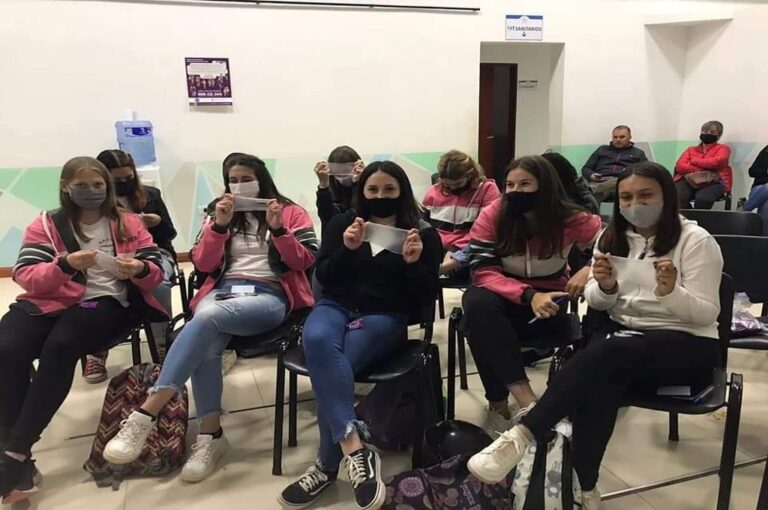 De la charla participaron adolescentes de las escuelas secundarias de Colón y Villa Elisa. Se explicó sobre los diferentes métodos anticonceptivos a los que pueden acceder y se enseñó a hacer campo de látex para prevenir la transmisión de enfermedades sexuales.