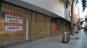 Más de 130 locales están vacíos sobre la peatonal Manuel Fabatía